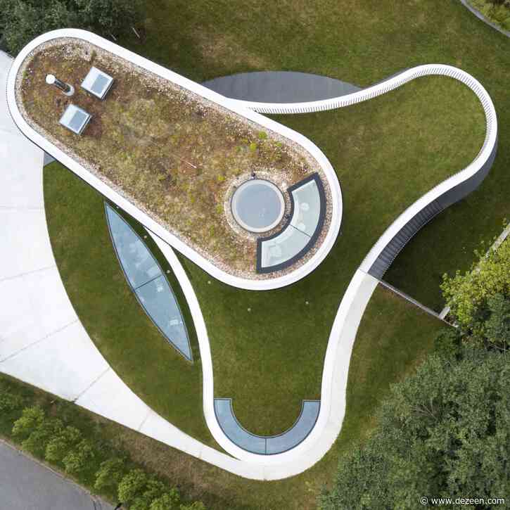 Eldridge London's trefoil-shaped house has a "sense of the theatrical"