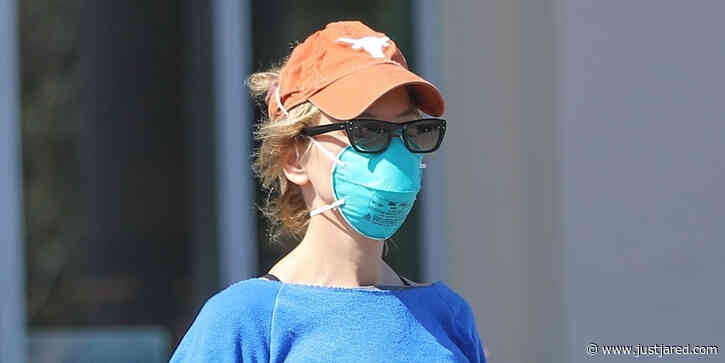 Renee Zellweger Wears Mask & Gloves While Stocking Up On Groceries