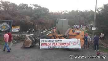 Máquinas municipales bloquean Colegio de Policía de Coronel Oviedo - Nacionales - ABC Color