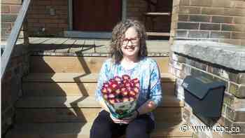 'So lovely': 10,000 Easter flowers showed up on doorsteps of Hamilton area homes