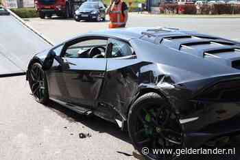 Vrachtwagen raakt Lamborghini: dure sportwagen flink beschadigd