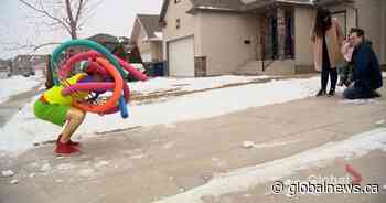 Saskatoon man entertains kids during pandemic while practising physical distancing - Global News