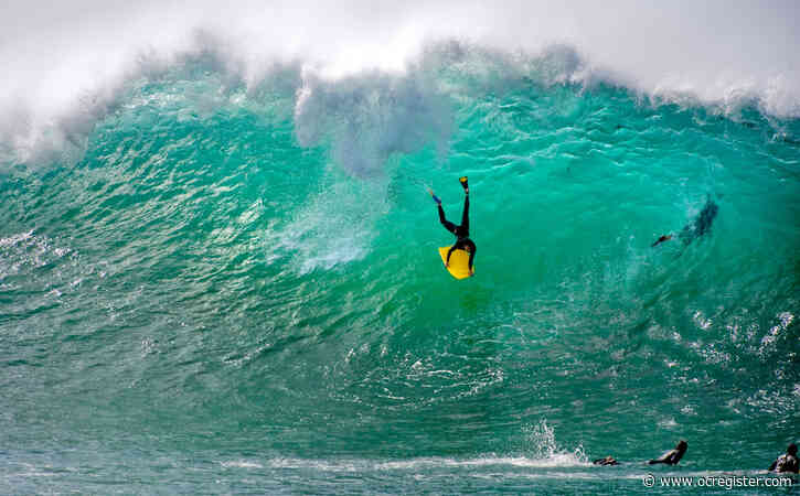 Newport Beach closes West Jetty Park next to The Wedge during coronavirus outbreak
