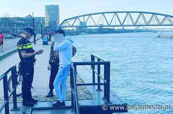Politie ziet jongeman zwemmen in ‘levensgevaarlijke’ Waal: ‘Hij kon z'n hoofd net boven water houden’