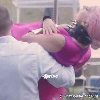 Lady Gaga laat zich naar camera dragen bij fotoshoot: ‘Fashion!’