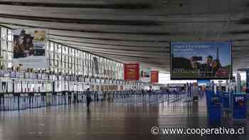 Prácticamente vacío: Así luce el Aeropuerto de Santiago debido a la crisis sanitaria