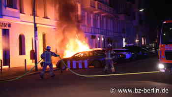 Brandnacht in Berlin – Wohnwagen und Autos in Flammen - B.Z. Berlin