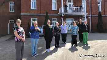 'It's like a big family': At Manoir Stanstead seniors' home, staff have moved in to keep COVID-19 out