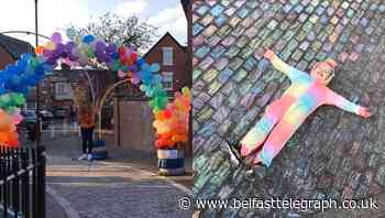 Sisters create giant NHS street tribute with balloons and chalk