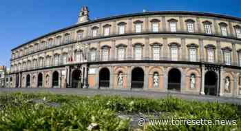 Napoli - Piazza Plebiscito: ciuffi d'erba nella pavimentazione - TorreSette