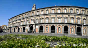 Napoli, a causa del Coronavirus a piazza del Plebiscito cresce l'erba [FOTO] - CalcioNapoli24