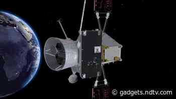 Mercury-Bound Spacecraft Swings by Earth, Beams Back Pictures