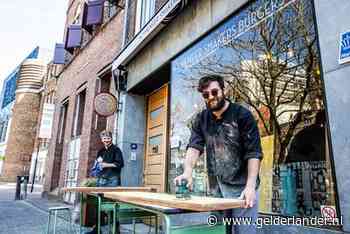 Tafels schuren en verf op de muur: horeca houdt grote ‘corona-schoonmaak’