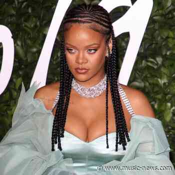 Rihanna scolds fans for asking about new album