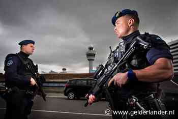 Mannen met doorgeladen vuurwapen op Schiphol uit trein gehaald