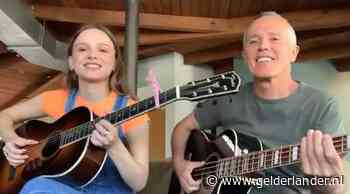 Zanger Tears for Fears zingt oude hit Mad World nu met dochter