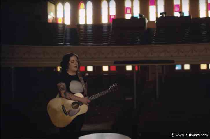 Ashley McBryde Tears Up While Singing ‘Amazing Grace’ at the Ryman Auditorium: Watch