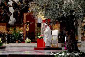 Geen gelovigen, geen bloemen, het is stil op het Sint Pietersplein