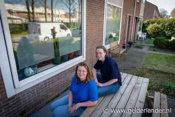Evy en Hilde wonen tegenover het sportpark: ‘Nu heb ik geen smoes meer om niet te gaan’