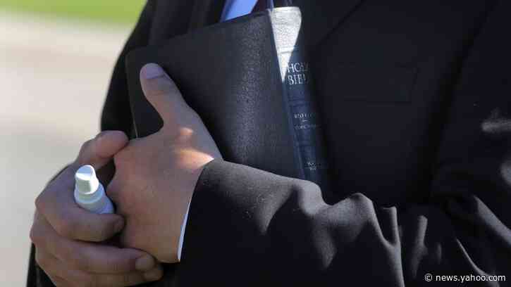 Kentucky Cops Take Down License Plates at Easter Church Service Defying Lockdown