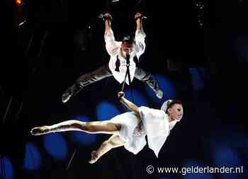 Circusartieste die viel uit trapeze kerstcircus Carré kan weer lopen