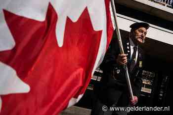 Ruud vlagt voor Canada  ter herdenking van de bevrijding van spookstad Arnhem