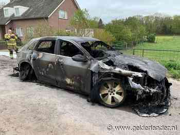 Hoe de brandweer 4,5 uur bezig was met het blussen van een autobrand in Vught