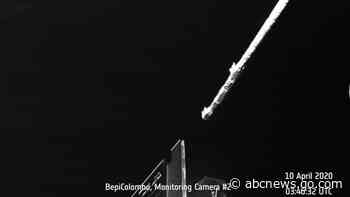 Mercury-bound spacecraft buzzes Earth, beams back pictures