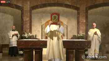 Houston-area Catholic church hosted virtual Saturday night Easter mass - KTRK-TV