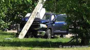 Pickup truck crashes into power line during Houston police pursuit