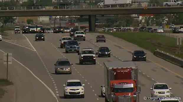 Fewer passenger vehicles and buses on Calgary roads, data shows
