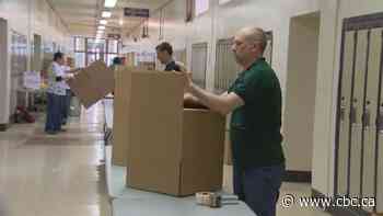 Winnipeg School Division creates hampers for 3,200 hungry students during pandemic