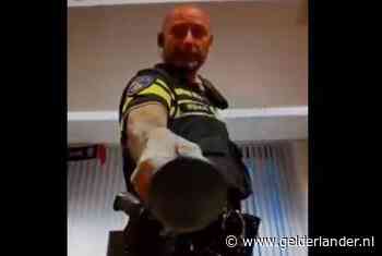 Agent op matje na intimiderende video met wapenstok: ‘Hij bedoelde het met een knipoog’