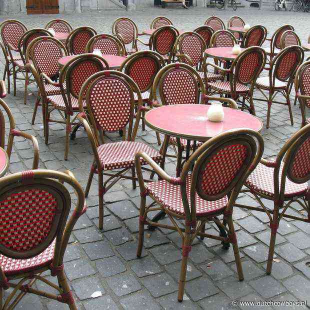 Nicolette van Dam demonstreert de 1,5-meter-economie in de horeca