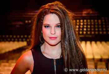 Robin in sexy zwart-wit en kinderen van Monique maken er een spelletje van