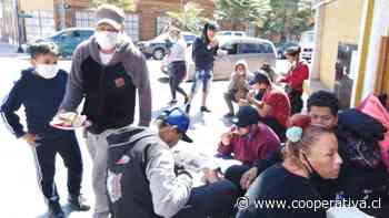 Cientos de ciudadanos bolivianos acampan junto al consulado en Iquique