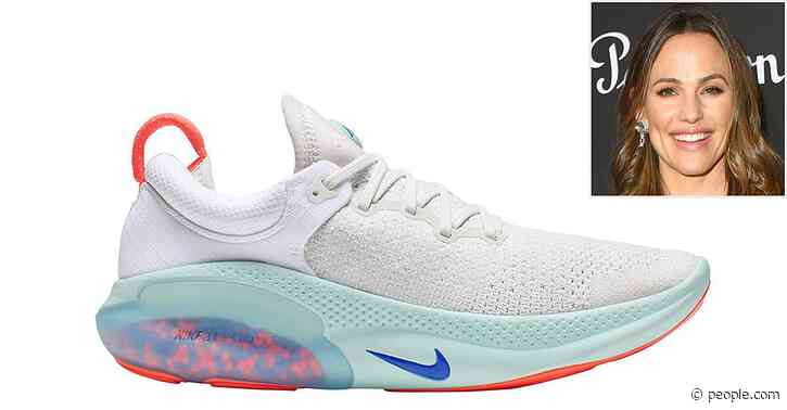 Jennifer Garner Found a New Pair of Comfortable Sneakers — and They’re on Sale