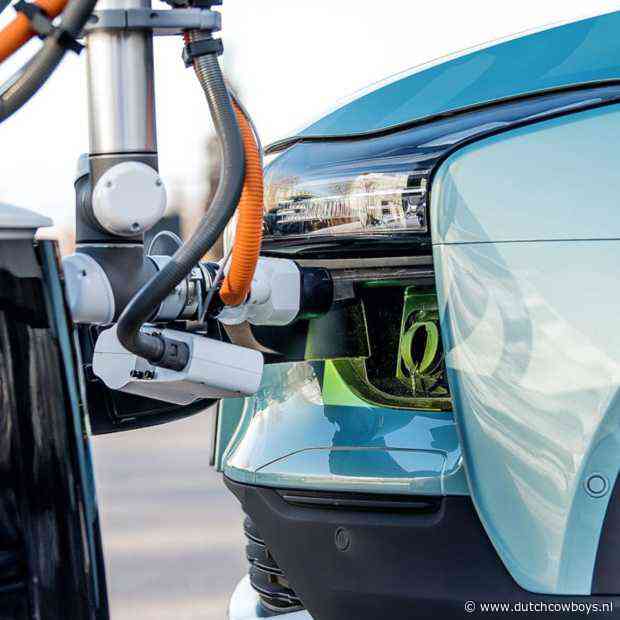 Slimme oplaadrobot van AIWAYS zoekt jouw EV om op te laden
