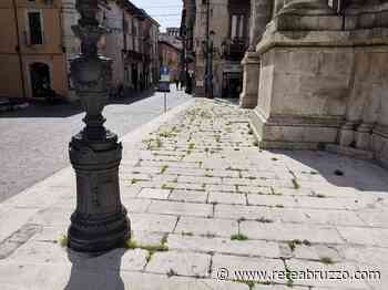 NELLA CITTA' DESERTA CRESCE L'ERBA SUL SAGRATO DELL'ANNUNZIATA - ReteAbruzzo.com