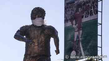 La estatua de Maradona en Buenos Aires aparece con una mascarilla - El Español