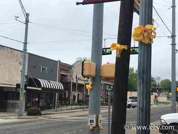 Winnsboro arts center hangs yellow ribbons in show of support - KLTV