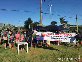Moradores de Mococa fazem 'festa de aniversário' de 1 ano para buraco em avenida interditada - G1