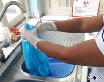 Personal de salud de Montero lava sus batas de bioseguridad para reutilizarlas - eju.tv