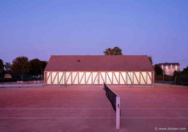 Lemoal Lemoal Architectes builds translucent half-timbered tennis pavilion