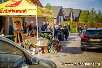 Dorp neemt met imposant eerbetoon afscheid van 83-jarige Arnold: ‘Wie had dit een jaar geleden kunnen bedenken?’