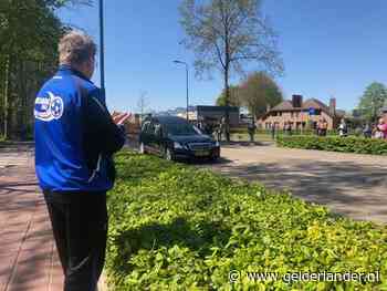 Een indrukwekkende erehaag en ereronde voor Juliana-clubman Theo Bloemen