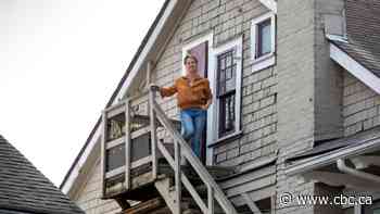 This Vancouver teacher puts on a nightly balcony concert for her neighbours