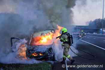Auto brandt volledig uit langs A50