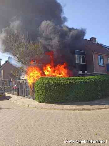 Vuurzee door harde wind: woning Arnhem in mum van tijd zwartgeblakerd