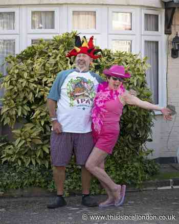 Photographer raises hundreds in Door Step Project